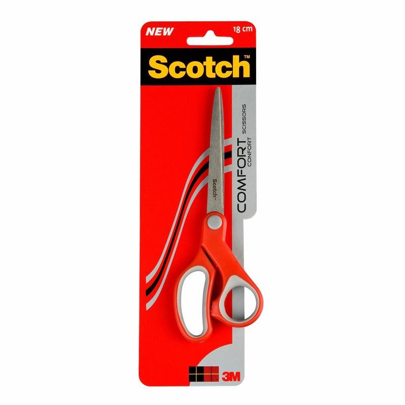 Una tijera de confort Scotch™ de 3M Deutschland GmbH en rojo, 18 cm, con embalaje de plástico y cartón está representada verticalmente sobre un fondo rojo y negro.