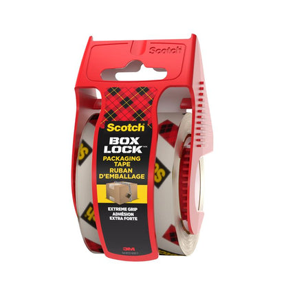 En rull Scotch® Box Lock™ emballasjetape 48 mm x 20,3 m fra 3M Deutschland GmbH står oppreist i en rød dispenser på hvit bakgrunn, med etiketten som angir merket og funksjonen "Extreme Grip".