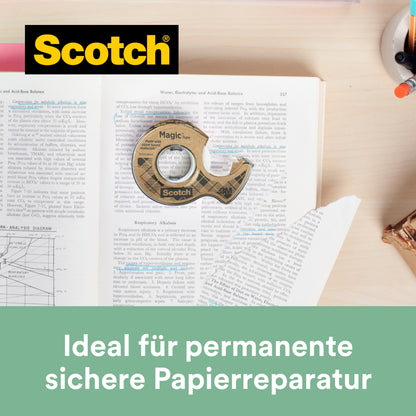 Eine Rolle Scotch® Magic™ Klebeband (19 mm x 20 m) aus 66 % pflanzlichem Klebstoff mit Abroller aus Recyclingmaterial liegt auf einem markierten Lehrbuch. Ideal für permanente, sichere Papierreparatur. Marke: 3M Deutschland GmbH.