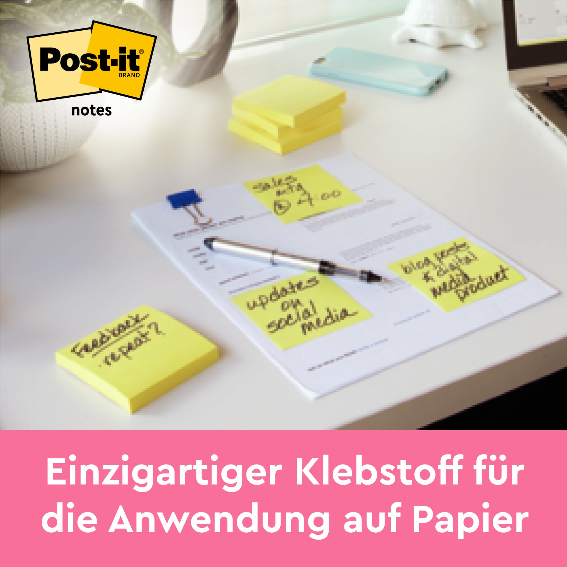 Ein Schreibtisch zeigt einen Stapel Post-it® Notes, Gelb (76 x 76 mm, 100 Blatt/Block), von denen einige an einem Dokument befestigt sind, und Stifte auf Papier. Das Bild zeigt das Logo der 3M Deutschland GmbH und deutsche Informationen über Klebstoff für Papier.
