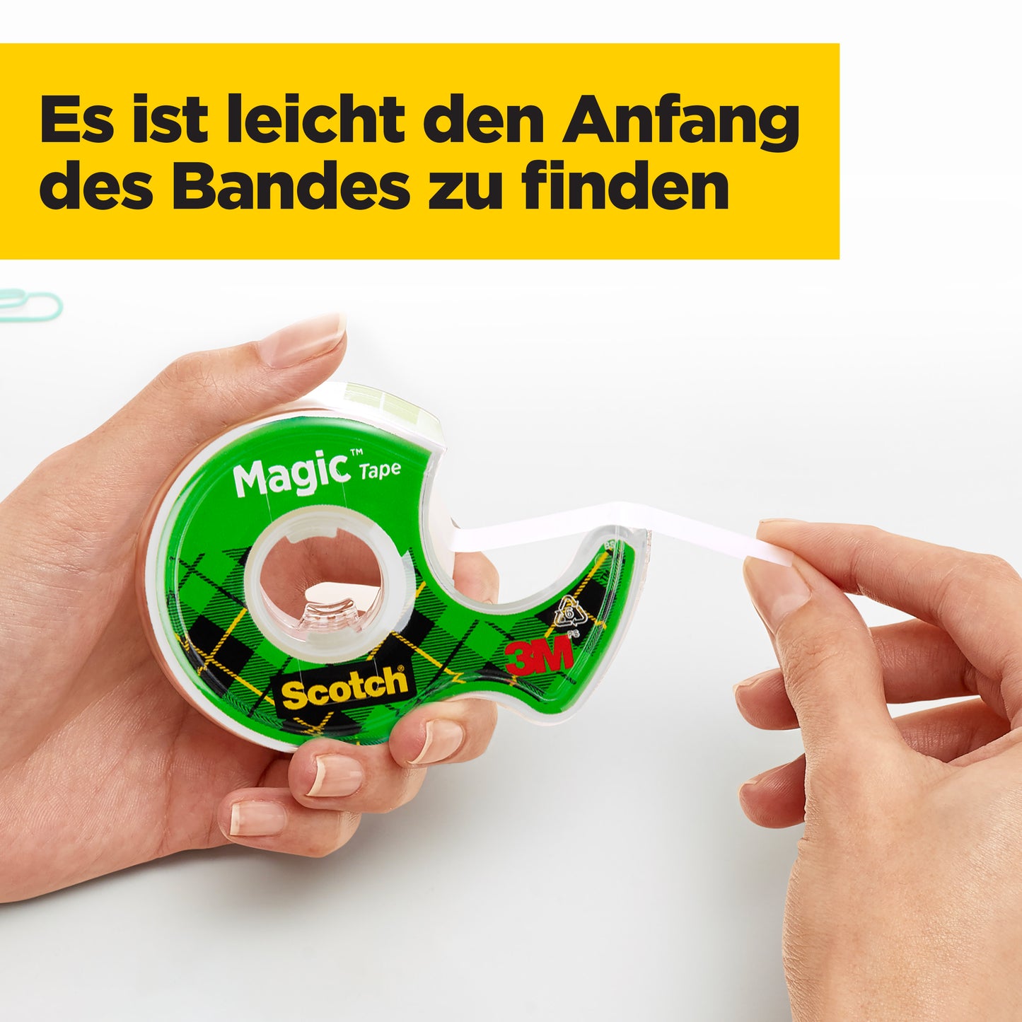 Eine Person zieht das Scotch® Magic™ Unsichtbares Klebeband 1 Rolle, 19 mm x 7,5 m + Handabroller von 3M Deutschland GmbH ab. Der deutsche Text darüber lautet: "Es ist leicht den Anfang des Bandes zu finden".