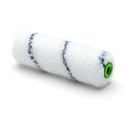 Un rodillo para superficies pequeñas Nölle Profi Brush de 10 cm, de color blanco, con funda de nailon para rodillo de pintura con dos rayas azules y núcleo de plástico verde, fabricado por Nölle Profi Brush Bürsten- & Pinseltechnik e.K., representado sobre un fondo blanco. Ideal para trabajos de pintura de precisión.