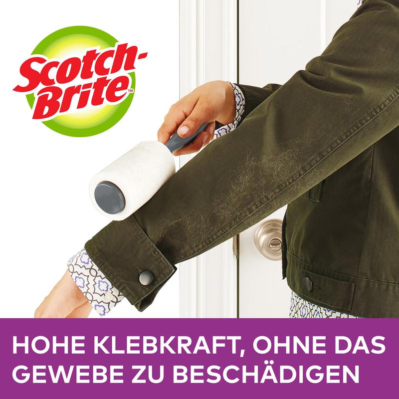 A person uses the Scotch-Brite™ Everyday Clean Mini Lint Roller, 30 sheets, colored handle from 3M Deutschland GmbH on the sleeve of a dark green jacket. Text: "HIGH ADHESIVE STRENGTH, WITHOUT DAMAGING THE FABRIC."