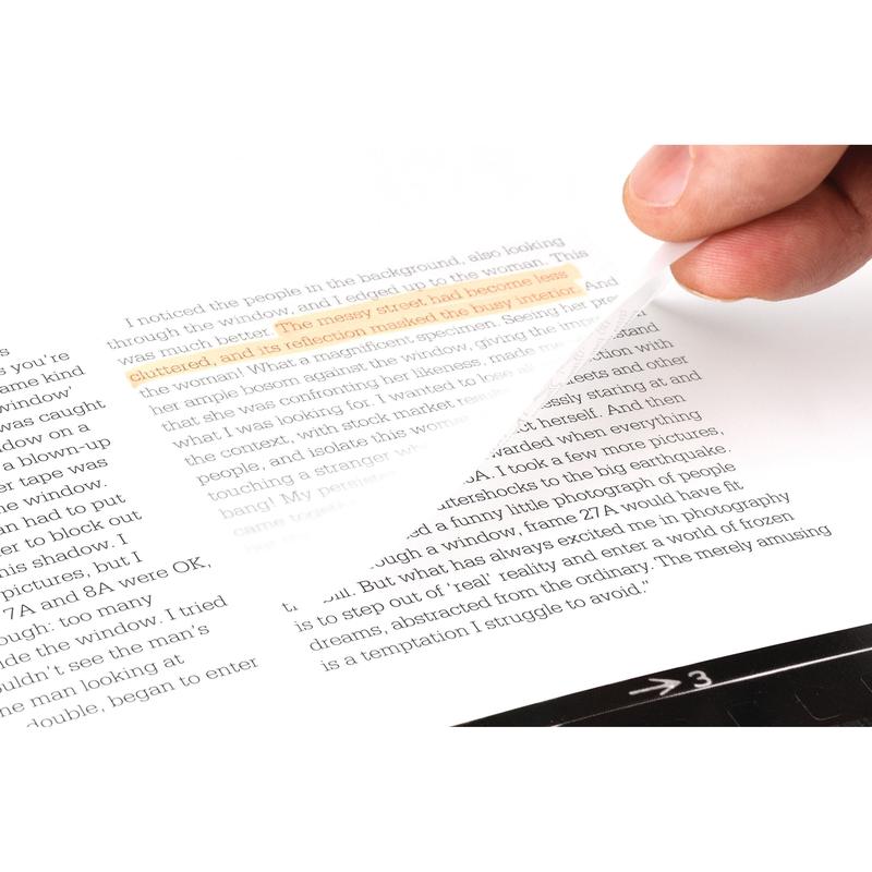 Una mano levanta una nota transparente Post-it® (73x73 mm, 36 hojas/bloque) de 3M Deutschland GmbH del texto impreso. El centro naranja resalta las líneas seleccionadas debajo.