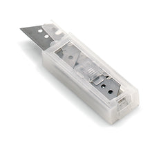 Der Nölle Profi Brush Trapez Dispenser mit 10 Ersatzklingen für Präzision (1 Stück) von Nölle Profi Brush Bürsten- & Pinseltechnik e.K. verfügt über ein durchsichtiges Gehäuse mit einer teilweise ausgefahrenen Dreikantklinge für präzises Schneiden.