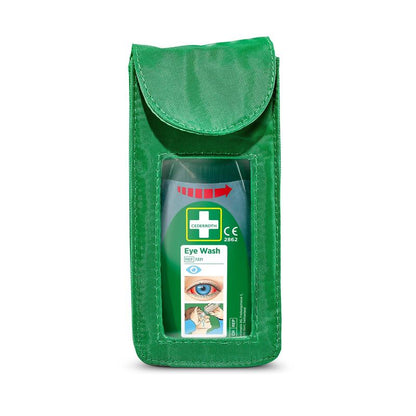 Una botella de enjuague ocular Cederroth verde en una funda Orkla Wound Care AB para el modelo de bolsa de enjuague ocular Cederroth (Ref 7221). Con solapa, etiqueta frontal con imagen de ojo, instrucciones de uso y flecha de apertura. Adecuado para la funda Ref 7221.