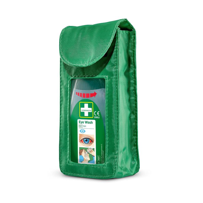 La funda Orkla Wound Care AB para el modelo de bolsa de enjuague ocular Cederroth (ref 7221) es una bolsa de tela verde con una ventana transparente, donde la botella de enjuague ocular es visible. La bolsa tiene un cierre de solapa y contiene instrucciones en inglés y otro idioma.