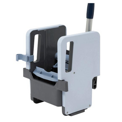 Vileda Professional vertikalpresse med målene 23 x 23 x 32 cm, som er tilgjengelig i en enkeltpakke fra Vileda GmbH, er en kommersiell moppbøtte-vridningsmaskin med håndtak. Det grå-hvite designet er laget av slitesterk polypropylen og er derfor ideelt for bruk med Vileda Professional vertikalpresse. Den vrir mopper effektivt og har spor for å samle opp overflødig vann, mens det forsterkede håndtaket sikrer lang levetid.