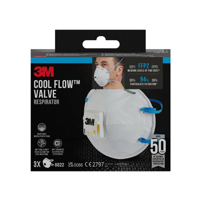 Eine Schachtel der 3M™ Cool Flow™ Partikelmaske 8822, FFP2, mit Ventil von 3M Deutschland GmbH, die eine Person zeigt, die die Maske trägt. Die Verpackung hebt den FFP2-Schutz, das Cool Flow-Ventil, 3 Masken pro Schachtel und über 50 Jahre Erfahrung hervor.