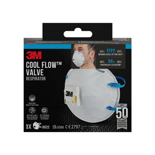 Eine Schachtel der 3M™ Cool Flow™ Partikelmaske 8822, FFP2, mit Ventil von 3M Deutschland GmbH, die eine Person zeigt, die die Maske trägt. Die Verpackung hebt den FFP2-Schutz, das Cool Flow-Ventil, 3 Masken pro Schachtel und über 50 Jahre Erfahrung hervor.