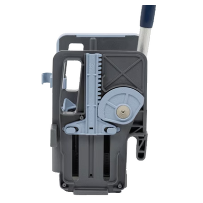 Nærbilde av en Vileda Professional vertikalpresse-enhet laget av grå og blå plast fra Vileda GmbH med hjul og håndtak. Denne mekanismen inkluderer tannhjul og spaker og er laget av slitesterk polypropylen, noe som indikerer at det er del av en større mekanisk eller rengjøringsenhet. Dens dimensjoner er 23 x 23 x 32 cm.