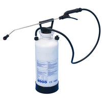 El pulverizador de Diversey Deutschland, que incluye una lanza pulverizadora de 7,5 l, es ideal para aplicar detergentes para alfombras, productos para eliminar la cal y otros productos de limpieza, y destaca por su diseño robusto y su manejo práctico.