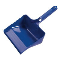 Una pala azul a juego con las escobas de mano de plástico de la empresa Diversey Deutschland GmbH & Co. OHG, con mango estriado y bordes dentados, ideal para tareas de limpieza, fotografiada sobre fondo blanco.