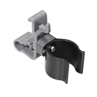 El soporte TASKI para manguera de aspiración de Diversey Deutschland GmbH & Co. OHG es una abrazadera de color gris-negro con un clip abatible, un soporte cilíndrico y un cierre de rosca para fijarlo de forma segura al soporte para cajas de paños 7517270/757371 o al soporte para accesorios. Envase: 1 unidad.