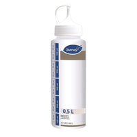 La botella dosificadora de 0,5 l de Diversey Deutschland GmbH & Co. OHG es una botella vacía de color blanco con escala de medición, tapón blanco y asa de transporte, ideal para rellenar botellas de 300 ml con soluciones de limpieza neutras. Paquete de 1 unidad.
