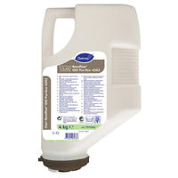 Un cartucho de plástico blanco de 4 kg de la empresa Diversey Deutschland GmbH & Co. OHG, Clax Revoflow Oxi PE, un blanqueador con oxígeno con certificación medioambiental para ropa de color a temperaturas medias, con una etiqueta de la marca de color azul y verde que incluye instrucciones e información.