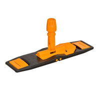 El soporte plegable TASKI MicroEasy Mop Frame, con bolsa/lengüeta de 40 cm, de Diversey Deutschland GmbH & Co. OHG, es un soporte plegable de plástico en color negro y naranja con un accesorio giratorio, diseñado para la limpieza eficaz de suelos con mopas planas.