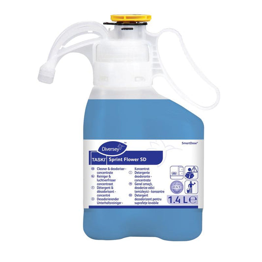 Eine 1,4-Liter-Flasche Diversey TASKI Sprint Flower SD desodorierender Unterhaltsreiniger (blaue Flüssigkeit) ist mit einem Griff, einer Düse und einem mehrsprachigen Etikett ausgestattet. Marke: Diversey Deutschland GmbH & Co. OHG.