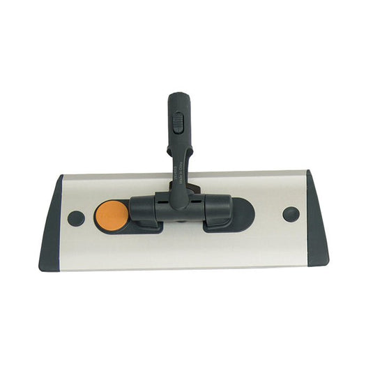 El soporte para fregona TASKI Jonmaster UltraPlus de aluminio, fabricado por Diversey Deutschland GmbH & Co. OHG, cuenta con una base rectangular de color plateado metalizado, una rosca central para el mango, un botón de color naranja y tapas de los extremos negras, lo que lo hace perfecto para la limpieza profesional.
