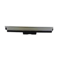 Primer plano de un accesorio plano y rectangular con clavijas metálicas y base negra, similar al inserto de labios de succión Diversey TASKI Steamer, de 300 mm (1 unidad), que se utiliza con la boquilla para suelos de 300 mm. Marca: Diversey Deutschland GmbH & Co. OHG.