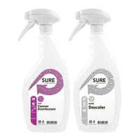 En la imagen aparecen dos botellas blancas con pulverizador de Diversey Alemania: una con la inscripción «SURE Cleaner Desinfectant» y una etiqueta morada, y la otra con «SURE Descaler» y una etiqueta gris. Ambas botellas cuentan con pulverizador.