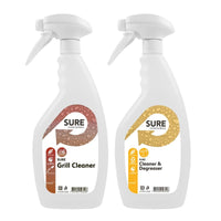 En la imagen aparecen dos frascos con pulverizador de gatillo blancos de Diversey Deutschland GmbH & Co. OHG: a la izquierda, con una etiqueta marrón de «SURE Grill Cleaner» para barbacoas; a la derecha, con una etiqueta amarilla de «SURE Cleaner & Degreaser».