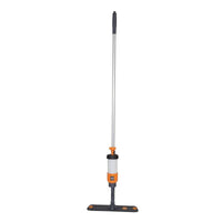 La mopa con pulverizador TASKI VersaPlus 2.0 de 40 cm de Diversey Alemania cuenta con un mango plateado, una bomba de color naranja, un soporte de velcro y un frasco a presión para una limpieza eficaz y un uso versátil (1 unidad).