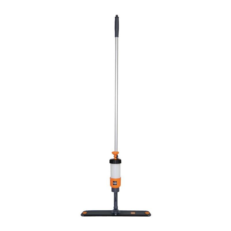 El dispositivo de fregado TASKI VersaPlus 2.0 (60 cm) de Diversey Alemania cuenta con un mango de metal, un gatillo de bomba de color naranja, una botella de líquido transparente cerca del mango, una almohadilla rectangular con soporte de velcro para una fácil fijación; el paquete contiene 1 pieza.