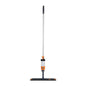 El dispositivo de fregado TASKI VersaPlus 2.0 (60 cm) de Diversey Alemania cuenta con un mango de metal, un gatillo de bomba de color naranja, una botella de líquido transparente cerca del mango, una almohadilla rectangular con soporte de velcro para una fácil fijación; el paquete contiene 1 pieza.