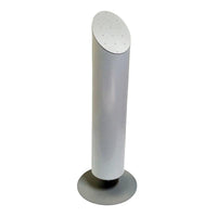 El difusor de aromas Nomad «Good Sense», de Diversey Deutschland GmbH & Co. OHG, es un ambientador cilíndrico alto de color plateado, con la parte superior plana y pequeños orificios, que se encuentra en posición vertical sobre una base redonda, frente a un fondo blanco.