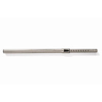 Una pajita recta reutilizable de acero inoxidable con muescas distribuidas uniformemente, que reproduce el diseño preciso del tubo de aspiración telescópico TASKI AERO de 32 mm de Diversey Deutschland GmbH & Co. OHG, representado sobre un fondo blanco.