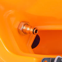 Un primer plano de un acoplamiento rápido de latón con tuerca hexagonal sobre plástico de color naranja, en el que se aprecia la válvula de cierre automático «Aqua fill stop» de Diversey TASKI, que evita que se desborde el depósito de agua limpia. En la parte inferior derecha se ve una pieza de plástico gris.