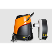 Un TASKI Ecobot 40/50P de color naranja y negro está aparcado junto a una estación de carga Diversey TASKI GS 40/50 alta y blanca (estación de carga para el TASKI Ecobot 40/50P, 1 unidad) sobre un fondo sencillo de color gris claro.