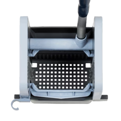 Oversikt over en grå moppbøtte laget av polypropylen, utstyrt med en vrider og en svart perforert plattform. Vileda GmbH Professional vertikalpresse med målene 23x23x32 cm har et uttrekkbart håndtak og en liten krok på siden av bøtta.