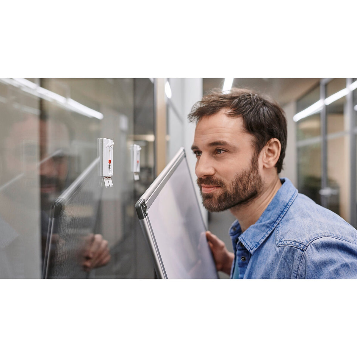 Clavo adhesivo ajustable de tesa para azulejos y metal, blanco, hasta 4 kg – Aplicación
