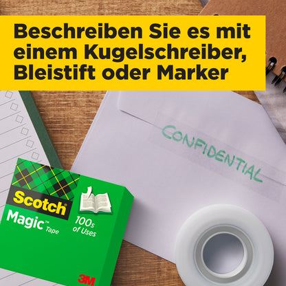 Ein Scotch® Magic™ Unsichtbares Klebeband Vorteilspack (24 Rollen, 19 mm x 33 m) von 3M Deutschland GmbH, eine Checkliste und ein "CONFIDENTIAL"-Umschlag liegen auf Holz, darüber ein gelbes Banner mit deutschem Text zu Stiften und Markern.