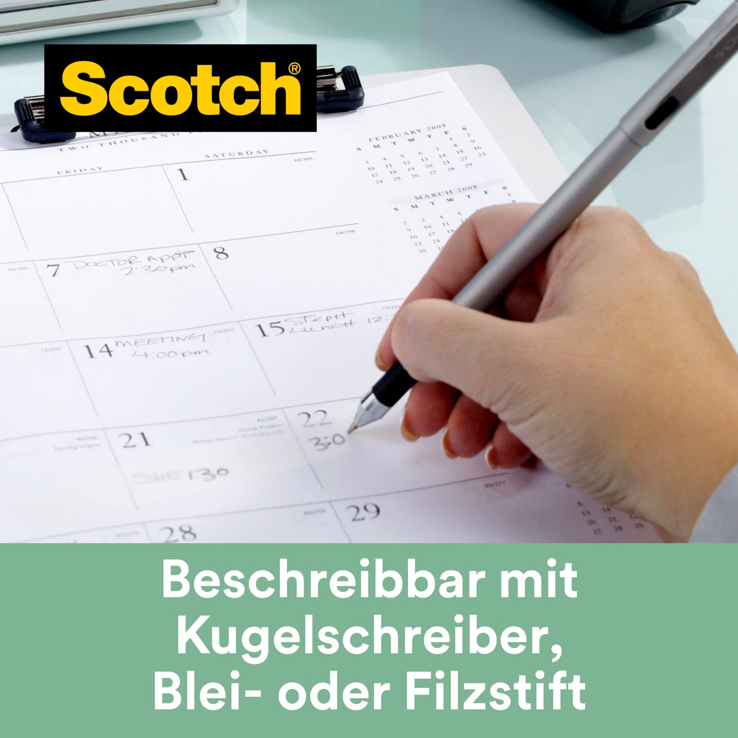 Eine Hand schreibt auf einen Tischkalender. Im Hintergrund befinden sich ein Klemmbrett, 3M Scotch® Magic™ Klebeband (mit 66 % pflanzlichem Klebstoff) und Haftnotizen. Der deutsche Text lautet: "Beschreibbar mit Kugelschreiber, Blei- oder Filzstift.