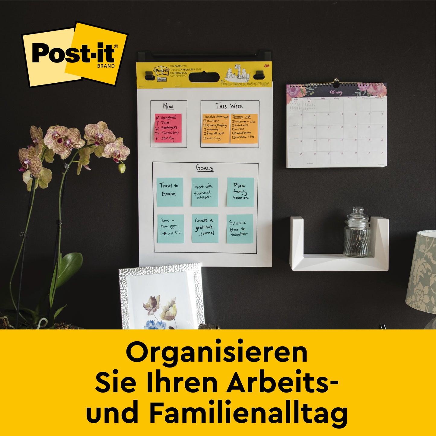 Eine Bürowand zeigt eine Post-it® Super Sticky Recycling Meeting Chart 559RP (63.5x76.2cm, 30 Blatt, 2 Blöcke), farbige Notizen, Kalender und Pflanzen. Text: "Organisieren Sie Ihren Arbeits- und Familienalltag." Von 3M Deutschland GmbH.