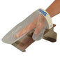 Una mano lleva un guante de plástico desechable del PAPSTAR Clean Hands Base Kit (acero inoxidable, 11,5x12,7x22 cm, plateado), que está etiquetado en el puño con "Clean Hands" para una limpieza higiénica. El guante se extrae de una caja montada por PAPSTAR GmbH (1 pieza).