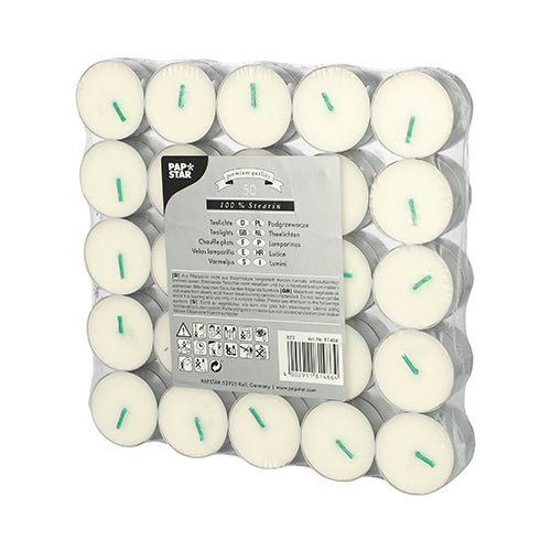 Un paquete de 50 blancos PAPSTAR Velas de té (100 % estearina, Ø 37,2 mm, 15,5 mm) de la PAPSTAR GmbH: ordenadas en cinco filas de diez unidades y envasadas en plástico, con etiquetas multilingües e instrucciones en la parte delantera.