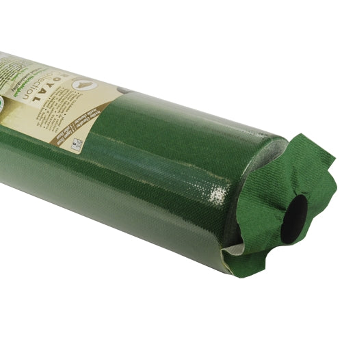 Eine Nahaufnahme eines aufgerollten Kunstrasens mit einer grün strukturierten Oberfläche, ähnlich der hochwertigen PAPSTAR Tischdecke, Tissue „ROYAL Collection“ der PAPSTAR GmbH, und einem teilweise sichtbaren Etikett um die Rolle.