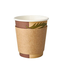 La PAPSTAR Bandas para vasos de bebidas calientes «pure», marrones, Ø 7,3 cm (100 unidades, caja dispensadora) de la PAPSTAR GmbH ofrece fundas marrones para vasos de bebidas calientes, ideales para un manejo seguro y un aspecto elegante sobre un fondo blanco liso.