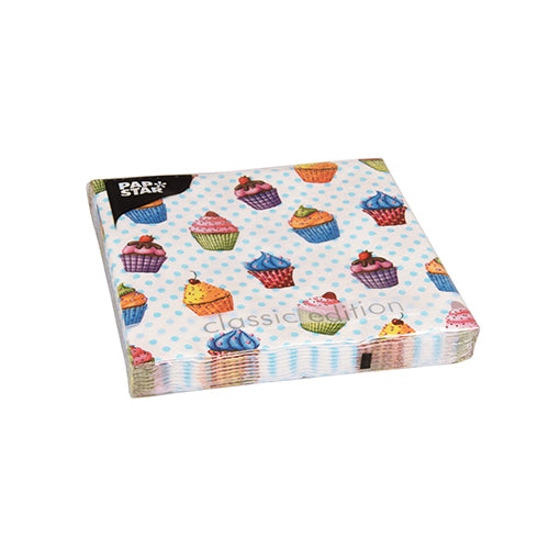 Et sett med 20 servietter fra PAPSTAR GmbH (33x33 cm, 3-lags, 1/4 brettet) med et lyseblått prikk- og cupcake-motiv. På forsiden er teksten "classic edition" trykt, og PAPSTAR-logoen er plassert øverst til venstre for ekstra stil og holdbarhet.