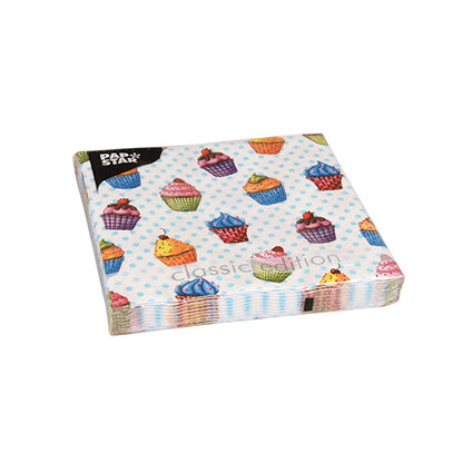 Et sett med 20 servietter fra PAPSTAR GmbH (33x33 cm, 3-lags, 1/4 brettet) med et lyseblått prikk- og cupcake-motiv. På forsiden er teksten "classic edition" trykt, og PAPSTAR-logoen er plassert øverst til venstre for ekstra stil og holdbarhet.