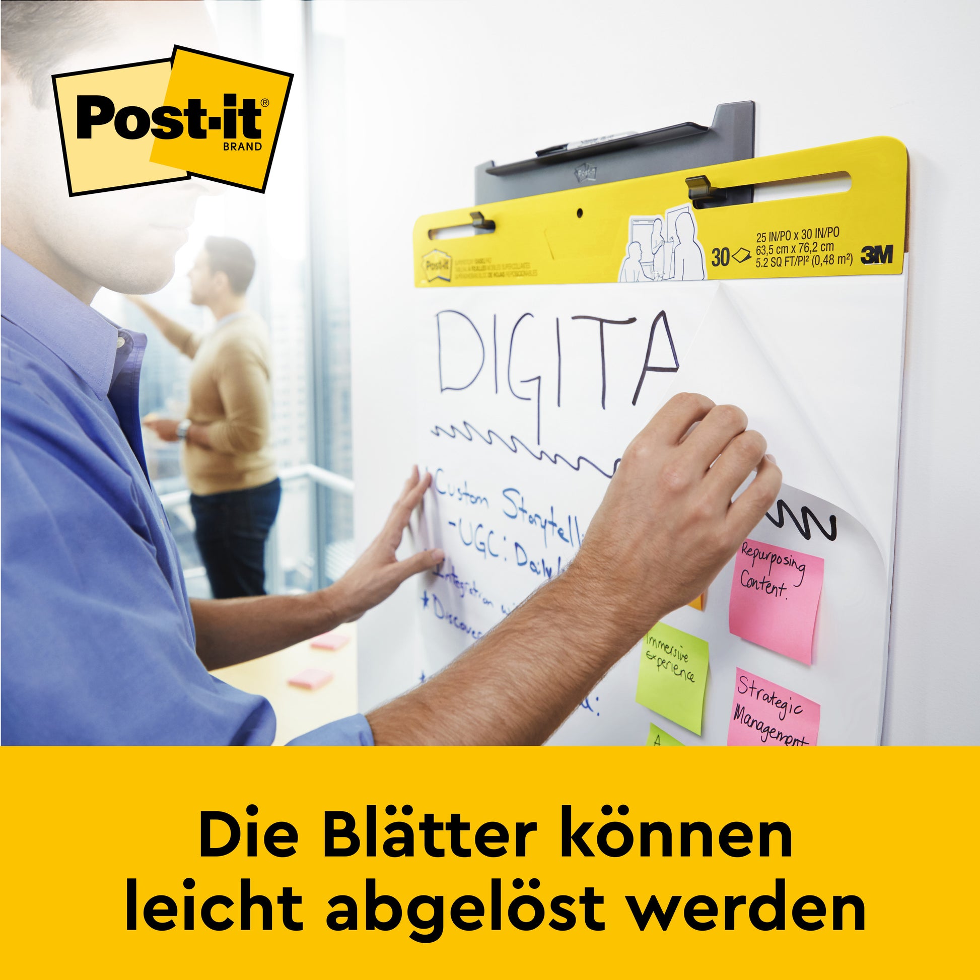 Eine Person schreibt auf ein 3M Post-it® Super Sticky selbsthaftendes Recycling Meeting Chart 559RP (63,5 x 76,2 cm), das an einer Staffelei befestigt ist; auf dem Blatt befinden sich Klebezettel. Deutscher Text: "Die Blätter können leicht abgelöst werden.