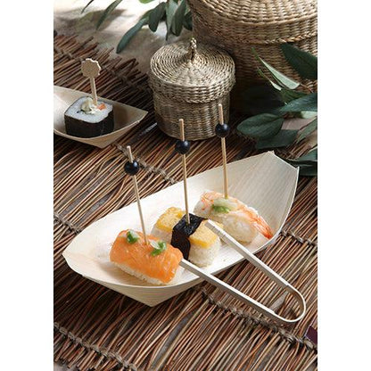 Die „puren“ Holzschiffchen der PAPSTAR GmbH aus der 50 Fingerfood-Schalen-Serie servieren Sushi stilvoll: drei Sorten (Lachs, Garnele, Seetangrolle) auf Holzpickern. Die natürlichen Schalen bieten eine umweltfreundliche Präsentation.