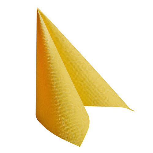 En enkelt PAPSTAR 50 servietter "ROYAL Collection" 1/4-fold 40 x 40 cm gul fra PAPSTAR GmbH er brettet oppreist i trekantform på hvit bakgrunn og viser sitt fine strukturmønster.