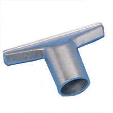 Die Polsterdüse von Diversey Deutschland GmbH & Co. OHG für TASKI vacumat (Packung 1 Stück) ist ein T-förmiges, metallisches Reinigungswerkzeug und wird vor weißem Hintergrund präsentiert.