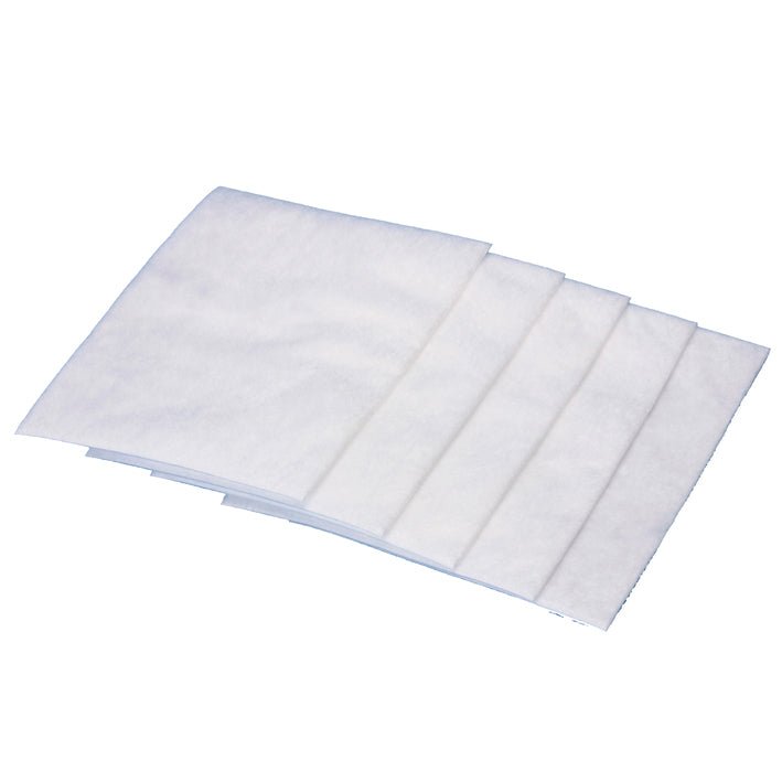 Cinco almohadillas de microfiltro blancas de Diversey Deutschland GmbH & Co. OHG para Ergodisc/Jet 38/50 y unidad de succión 230V están apiladas sobre un fondo de un solo color y muestran su estructura de vellón suave. Vendido en una caja con 5 paquetes.