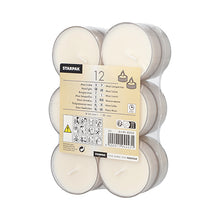 Eine transparente Kunststoffpackung mit 12 Starpak Maxi Teelichtern (Ø 55 mm, 20 mm, weiß) mit ca. 8 Stunden Brenndauer, jeweils in einem Polycarbonat-Halter. Das Etikett zeigt Marke, Produktdetails, Anwendungssymbole, Sicherheitshinweise und einen Barcode.